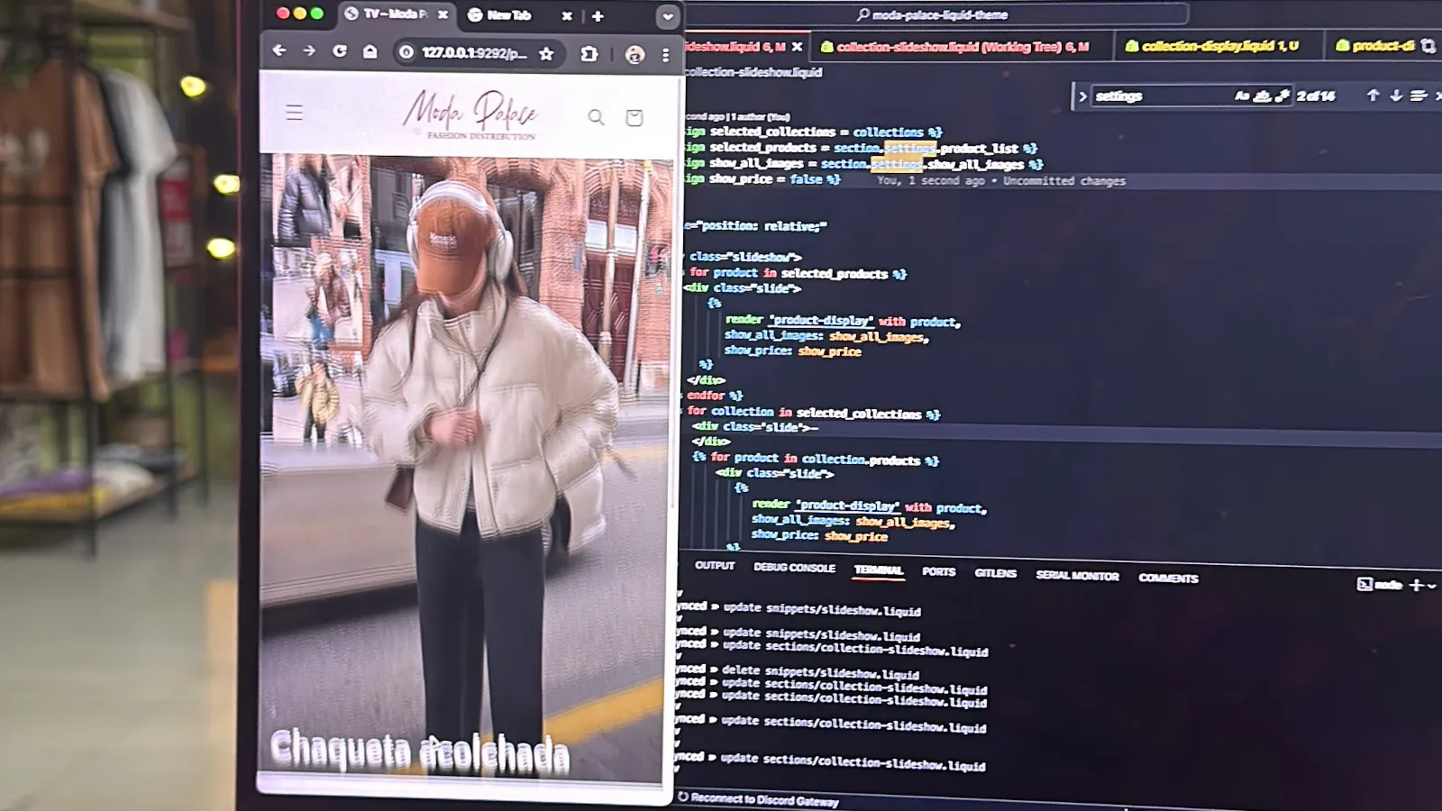 Pantalla de portátil mostrando código Shopify Liquid y depurando en un navegador web.
